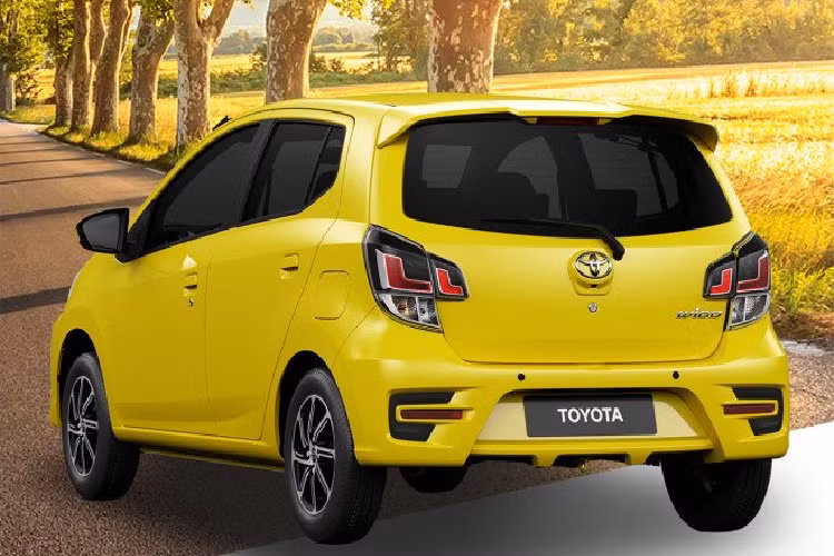 Theo đó, Toyota Wigo thế hệ mới chỉ điều chỉnh nhẹ cho cản trước/sau cùng với tút tát đèn hậu. Cụ thể, cản trước của Wigo trở nên góc cạnh hơn, Toyota cũng thay đổi thiết kế đèn sương mù từ dạng cong hất ngược trở thành tam giác góc cạnh, lộn ngược.