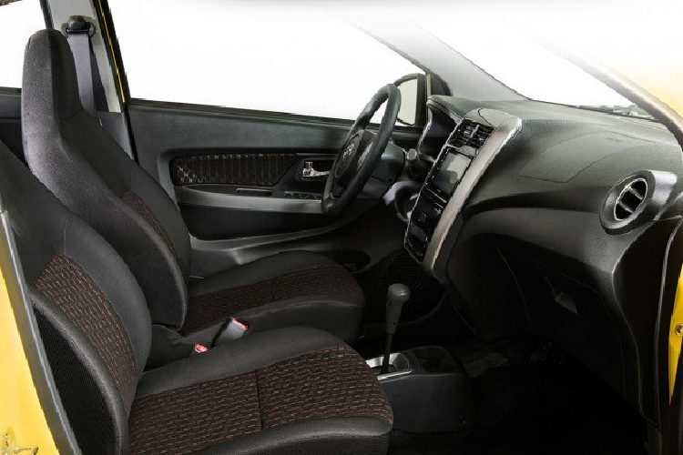 Ở bên trong, thay đổi dễ nhận thấy nhất là các mẫu ghế mới kèm theo nút điều khiển điều hòa điện tử cho các biến thể cao cấp. Hệ thống màn hình thông tin giải trí trong Toyota Wigo facelift 2021 cũng đã được cập nhật, hỗ trợ Apple CarPlay và Android Auto. Trong biến thể đầu bảng, nút ấn khởi động là trang bị tiêu chuẩn.