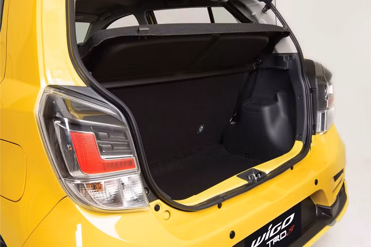 Giá xe Toyota Wigo 2021 tại thị trường Philippines bán ra từ 568,000 PHP (khoảng 261 triệu đồng) cho bản 1.0 E M/T, 623.000 PHP (khoảng 286 triệu đồng) cho bản 1.0 G M/T.