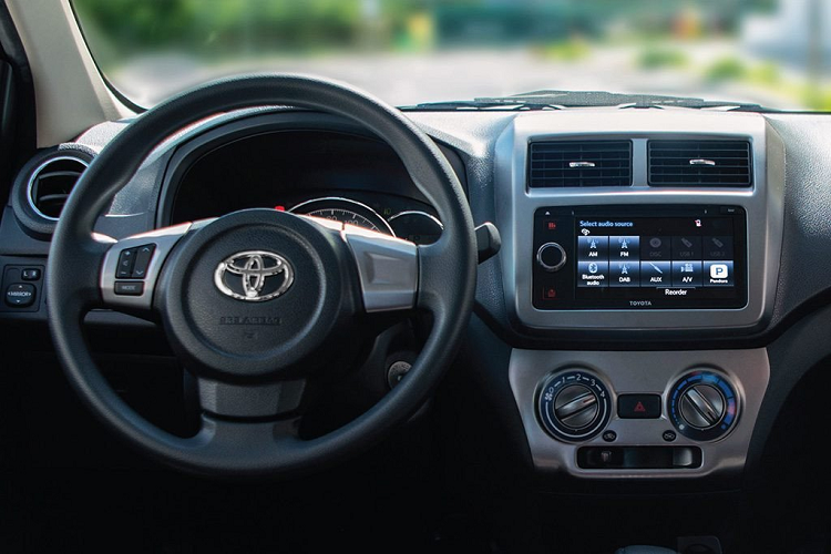 Về trang bị an toàn, tất cả các biến thể của Toyota Wigo 2021 mới tại thị trường này đều được trang bị túi khí kép cho hàng ghế trước, điểm móc ghế trẻ em Isofix, chống bó cứng phanh ABS và phân bổ lực phanh điện tử EBD tiêu chuẩn. 