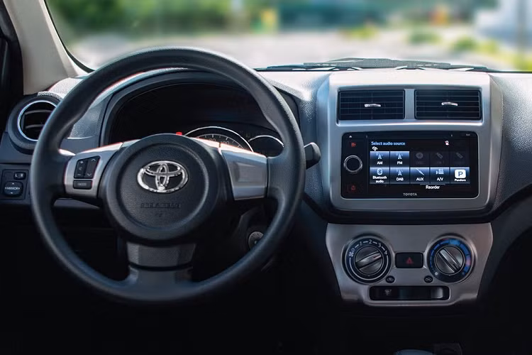 Về trang bị an toàn, tất cả các biến thể của Toyota Wigo 2021 mới tại thị trường này đều được trang bị túi khí kép cho hàng ghế trước, điểm móc ghế trẻ em Isofix, chống bó cứng phanh ABS và phân bổ lực phanh điện tử EBD tiêu chuẩn. 