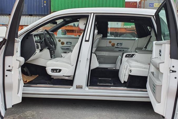 Lần này là một chiếc xe siêu sang Rolls-Royce Phantom thế hệ thứ 8, nhưng chớ vội nhầm, đây còn là phiên bản siêu đắt đỏ và giới hạn số lượng sản xuất. Được biết, Rolls-Royce Phantom Tranquillity đã lần đầu tiên trình làng trước công chúng thế giới vào tháng 3/2019.