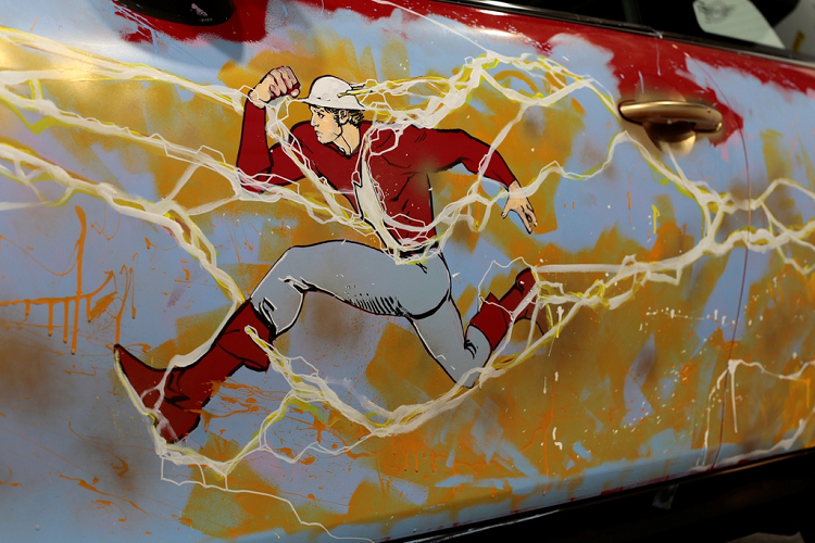 Giandomenico chỉ cần 10 giờ để hoàn tất tác phẩm của mình với tâm điểm là Jay Garrick và Barry Allen, 2 nhân vật chính trong bộ truyện The Flash có năng lực siêu tốc độ. Ngoài ra, chiếc Cooper SE còn được trang trí với nhiều họa tiết tia sét cùng biểu tượng Tia Chớp ở nắp ca-pô.