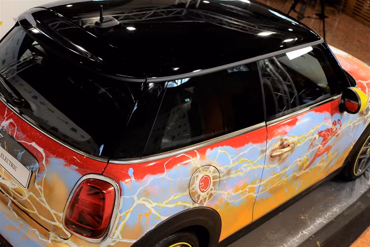 Tại Anh, giá xe MINI Cooper SE 2021 khởi điểm từ 27.900 bảng, tương đương 36.085 USD. Phiên bản đặc biệt The Flash của MINI Cooper SE được trưng bày tại Hội chợ Quốc tế trực tuyến Lucca ChanGes 2020.