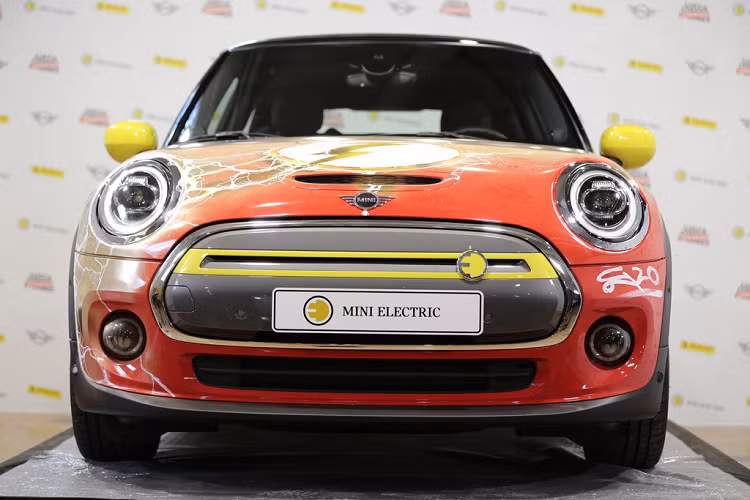 Cung cấp sức mạnh cho MINI Cooper SE là động cơ điện có công suất 181 mã lực và mô-men xoắn 270 Nm. Xe có khả năng tăng tốc 0-100 km/h mất 7,2 giây, chậm hơn nhiều so với tốc độ ánh sáng của siêu anh hùng The Flash.