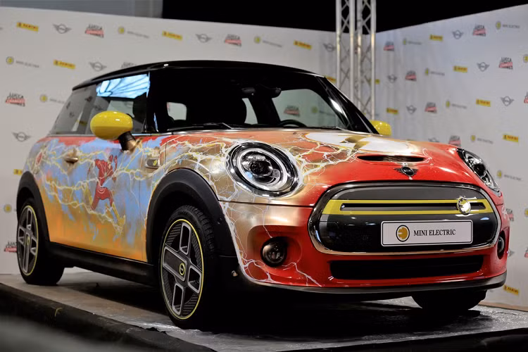Là người đã vẽ hơn 30 tập truyện The Flash, Giandomenico không quá khó khăn khi thực hiện việc trang trí cho chiếc MINI Cooper SE chạy điện. MINI cho biết họa sĩ người Italy đã kết hợp nhiều kỹ thuật vẽ để rút ngắn thời gian tác nghiệp.
