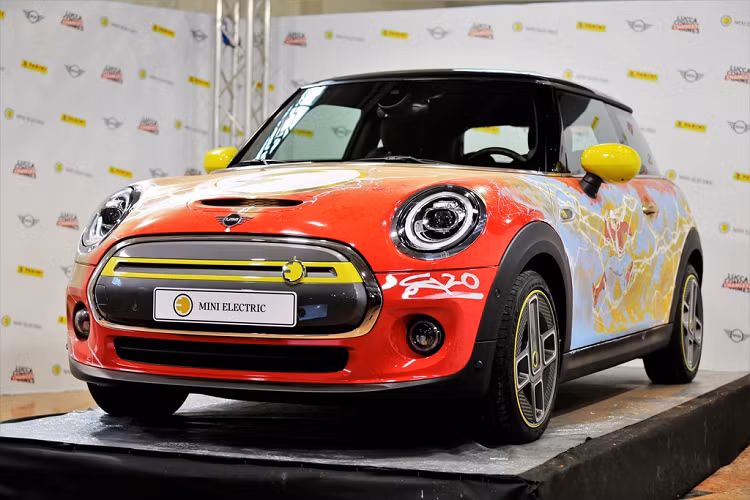 2020 đánh dấu 80 năm ra đời của nhân vật The Flash, hay còn gọi là Tia Chớp, siêu anh hùng thuộc hãng truyện tranh DC Comics. Để kỷ niệm cột mốc này, MINI đã kết hợp cùng họa sĩ Carmine Di Giandomenico tạo nên phiên bản đặc biệt cho mẫu xe điện MINI Cooper SE 2021 mới.