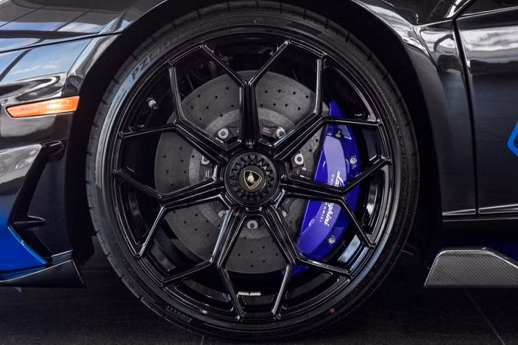 Khoang nội thất của xe được sử dụng chủ đạo bằng chất liệu da Alcantara cùng các chi tiết màu đen chủ đạo cùng những họa tiết màu xanh. Trong khoang nội thất của xe còn được trang bị logo “1 di 63”, thể hiện cho phiên bản giới hạn.