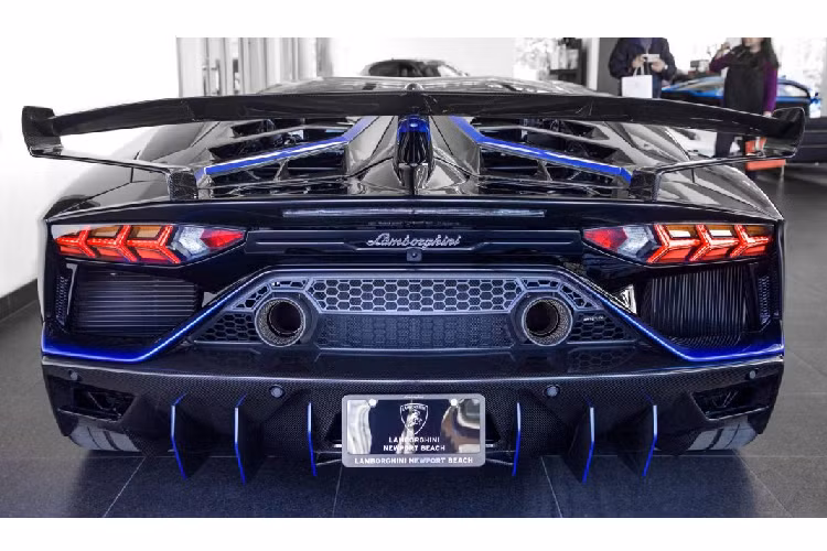 Thay vì sử dụng chất liệu carbon mờ như một số những chiếc SVJ khác, chiếc xe này được sử dụng chất liệu carbon bóng bắt mắt cho những chi tiết như nắp động cơ, cánh gió, hốc gió trước,…Kết hợp với đó chính là một số chi tiết màu xanh nổi bật như cùm phanh hay các cánh lướt nhỏ ở phần đuôi xe phía sau.