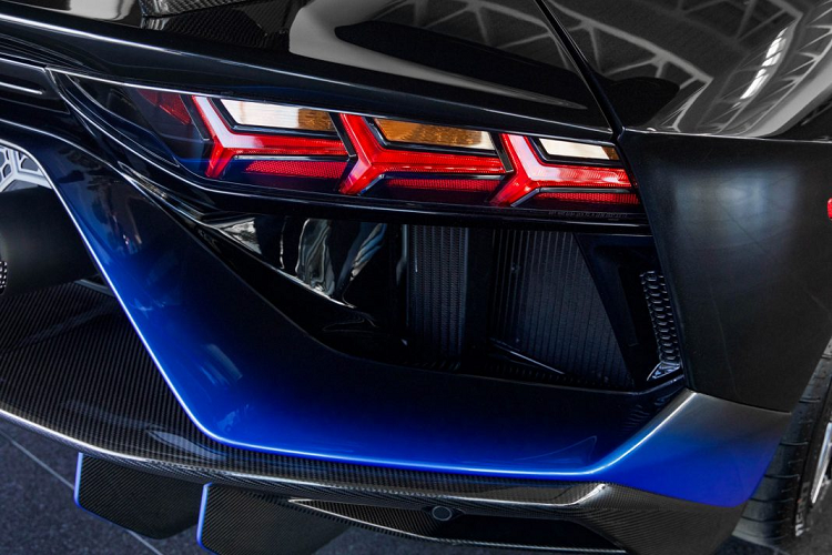 Bên dưới nắp động cơ, xe được trang bị động cơ V12, hút khí tự nhiên, dung tích 6.5 lít, tạo ra công suất tối đa 770 mã lực và mô-men xoắn cực đại. Xe vẫn có khả năng tăng tốc lên 100 km/h trong vòng 2,8 giây và tốc độ tối đa đạt được là 350 km/h. Lamborghini trang bị cho xe ba chế độ lái tiêu chuẩn là Strada, Sport, Corsa cũng một chế độ lái tùy chỉnh mang tên Ego, cho phép khách hàng thiết lập các tùy chọn khác nhau