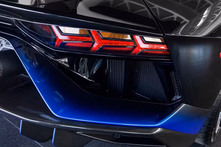 Bên dưới nắp động cơ, xe được trang bị động cơ V12, hút khí tự nhiên, dung tích 6.5 lít, tạo ra công suất tối đa 770 mã lực và mô-men xoắn cực đại. Xe vẫn có khả năng tăng tốc lên 100 km/h trong vòng 2,8 giây và tốc độ tối đa đạt được là 350 km/h. Lamborghini trang bị cho xe ba chế độ lái tiêu chuẩn là Strada, Sport, Corsa cũng một chế độ lái tùy chỉnh mang tên Ego, cho phép khách hàng thiết lập các tùy chọn khác nhau