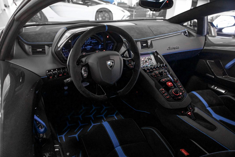 Trong khoảng 1 năm trở lại đây, phong trào sơn/wrap xe dạng chuyển màu đang dần trở thành xu thế với rất nhiều thương hiệu xe thực hiện như Lamborghini, McLaren. Ta đã từng bắt gặp nhiều mẫu xe được trang bị hai màu như bộ sưu tập Aventador S ra mắt tại Nhật Bản hay McLaren Speedtail protoype với màu xanh hai sắc độ.