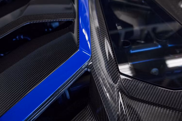 Mới đây nhất chính là chiếc Aventador SVJ 63 với phối màu đen Nero Pegaso kết hợp với đường chuyển màu xanh ở phía dưới các cản xe. Đi kèm với đó chính là logo 63 màu xanh dạng viền đặc trưng trên những chiếc SVJ 63 của thương hiệu.