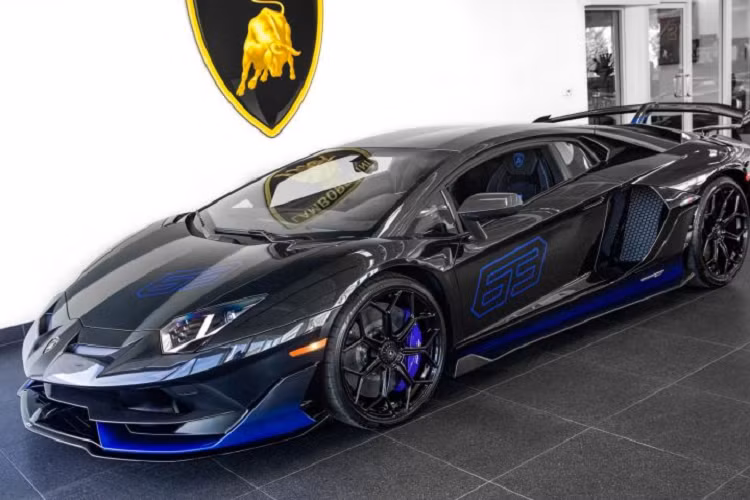 Trên Lamborghini Aventador SVJ 63, chiếc xe sở hữu một số chi tiết được làm bằng carbon như nắp máy hay logo 63 ở cửa và nắp capo xe. Con số 63 là con số đặc biệt đối với Lamborghini khi đây là năm mà thương hiệu siêu xe Ý được khai sinh (1963).