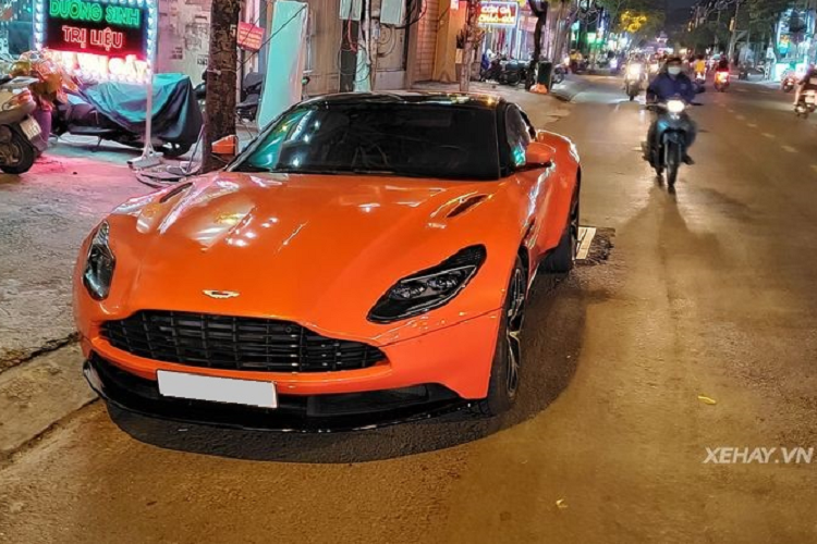 Tại Việt Nam, giá xe Aston Martin DB11 V8 được phân phối chính hãng từ đầu năm 2019 với mức bán ra từ 15,686 tỷ đồng, tất nhiên chưa bao gồm các tùy chọn bổ sung.