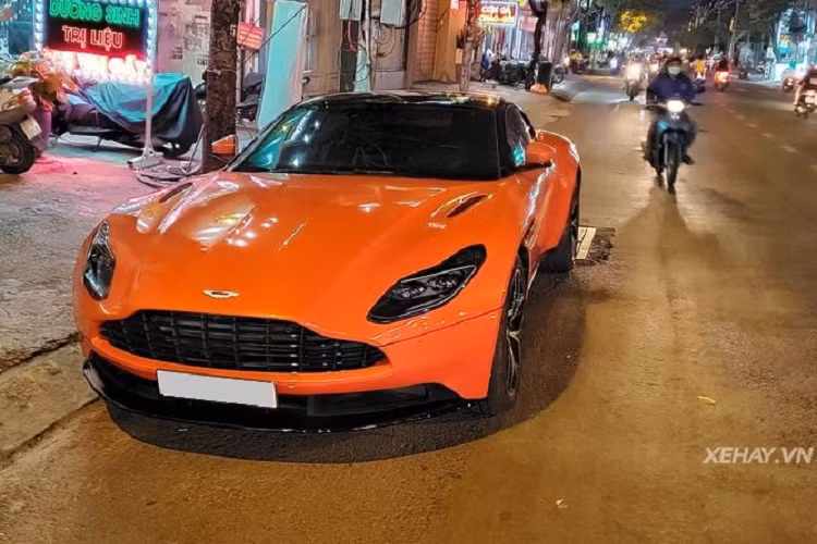 Tại Việt Nam, giá xe Aston Martin DB11 V8 được phân phối chính hãng từ đầu năm 2019 với mức bán ra từ 15,686 tỷ đồng, tất nhiên chưa bao gồm các tùy chọn bổ sung.
