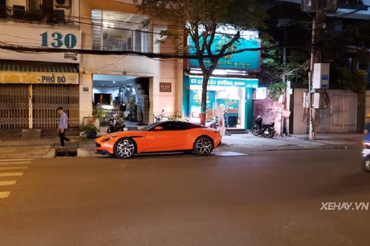"Trái tim" của Aston Martin DB11 V8 là khối động cơ AMG tăng áp kép V8 4.0L sản sinh công suất 503 mã lực và mô-men xoắn cực đại 675Nm, giúp xe tăng tốc từ 0 – 100 km/h trong 4.0 giây, trước khi cán vận tốc cực đại 301 km/h. Sức mạnh được gửi đến các bánh xe thông qua hộp số ZF 8 cấp đem đến cảm giác sang số mượt mà, trơn tru.
