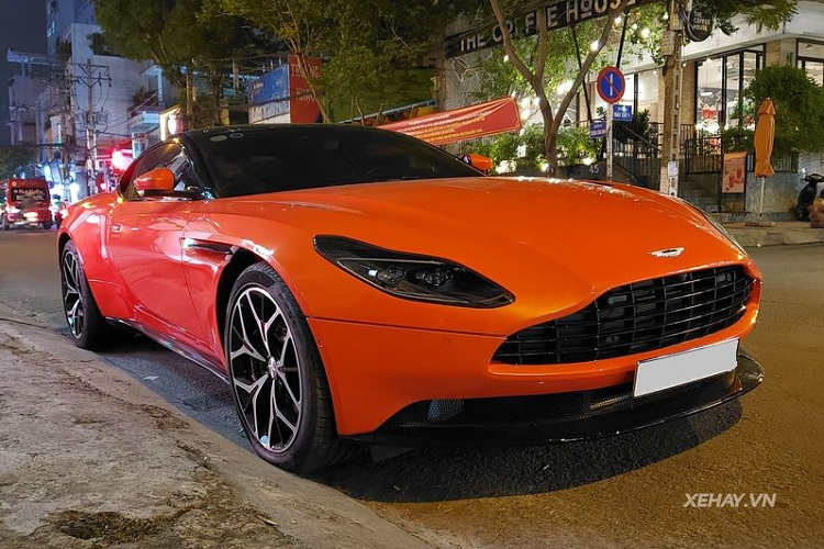 Ngoài màu sơn độc đáo, Aston Martin DB11 này còn được trang bị tùy chọn mâm 10 chấu 20 inch thiết kế chữ Y, với bề mặt được phay kim cương sáng bóng, đi kèm là cùm phanh màu đen.