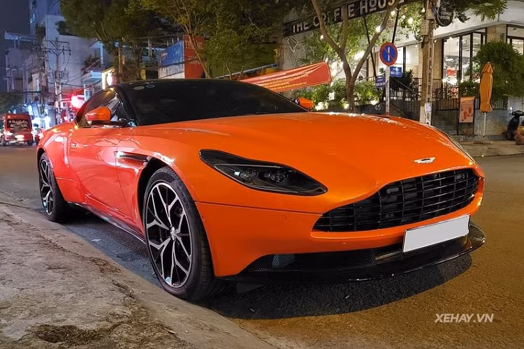 Ngoài màu sơn độc đáo, Aston Martin DB11 này còn được trang bị tùy chọn mâm 10 chấu 20 inch thiết kế chữ Y, với bề mặt được phay kim cương sáng bóng, đi kèm là cùm phanh màu đen.