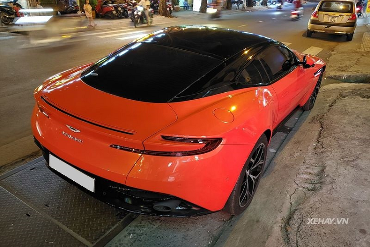 Chiếc trong bài sở hữu màu sơn cam Cosmos Orange nổi bật và rực rỡ nhất, đây là chiếc Aston Martin DB11 chính hãng sử diungj động cơ V8 thứ tư về nước (vào cuối tháng 4/2019). Xe thuộc sở hữu của một vị doanh nhân kín tiếng ở Hội An.