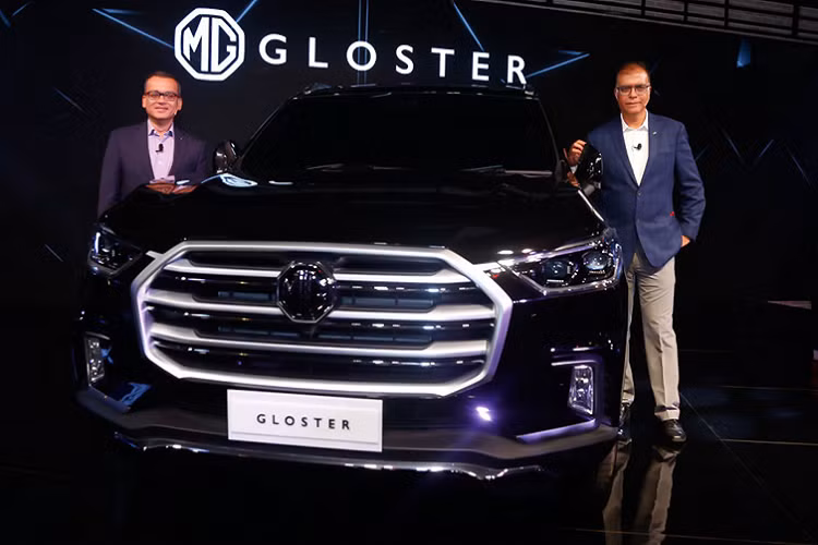 MG Gloster hoàn toàn mới cũng mang kiểu dáng thiết kế chia sẻ với mẫu Maxus D90, ngoại trừ một số điểm khác biệt để mang dấu ấn thương hiệu như: cụm lưới tản nhiệt mạ crôm với 3 thanh ngang cỡ lớn, giúp phần đầu xe thêm bề thế hơn. Trang bị bộ mâm xe thiết kế mới, trong khi toàn phần đuôi xe phía sau không có gì khác biệt so với mẫu SUV Maxus D90.