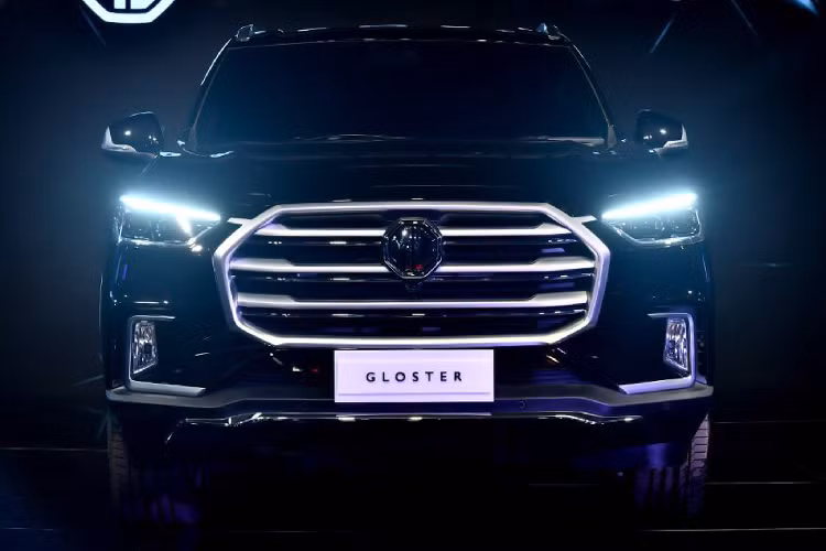 MG Gloster sẽ được trang bị nhiều hệ thống an toàn chủ động khá hiện đại như: Cảnh báo chệch làn đường, cảnh báo va chạm và nhiều hơn thế. Dự kiến giá xe MG Gloster 2020 tại Ấn Độ sẽ rơi vào khoảng 3.000.000 - 4.000.000 Rupee Ấn Độ (tương đương với 920 – 1,2 tỷ đồng).