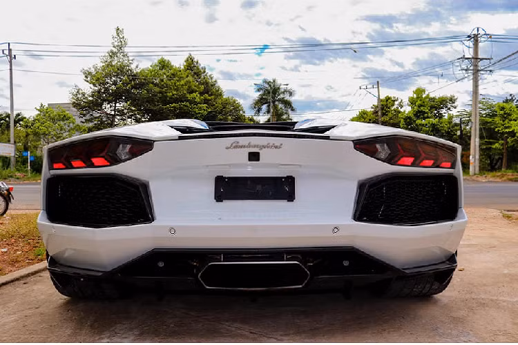 Siêu xe Lamborghini Aventador LP700-4 mui trần có 3 chế độ chạy được tích hợp hẳn trên vô lăng của xe bao gồm Strada-đường phố, Sport-thể thao và cuối cùng là Corsa-đường đua. Hiện giá xe Lamborghini Aventador LP700-4 tại Việt Nam sau khi đã đóng đủ thuế và phí... theo công bố của Bộ Tài Chính là trên 37 tỷ đồng.