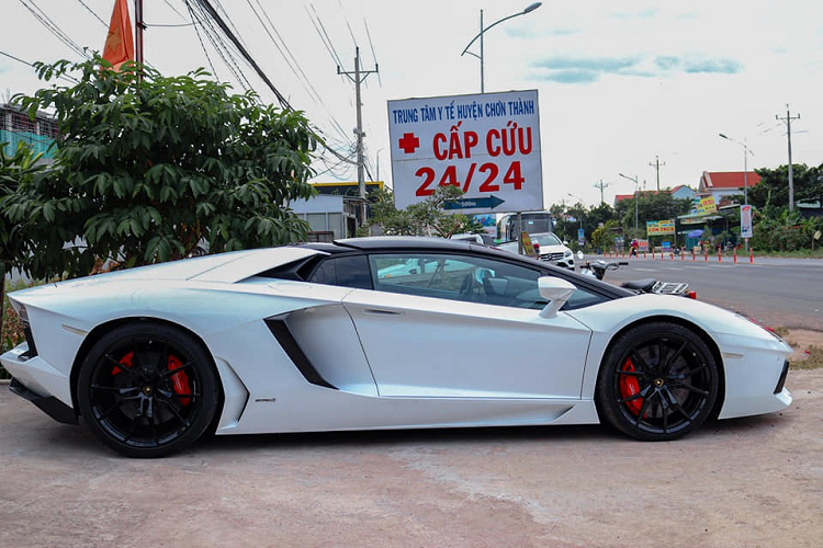 Ngoại thất siêu xe Lamborghini Aventador LP700-4 mui trần độc nhất tại Bình Phước mang màu trắng với điểm nhấn là mái nhà bằng carbon và được chia thành hai mảnh riêng biệt, mỗi mui của Lamborghini Aventador mui trần chỉ nặng 6 kg. Chủ nhân của siêu xe này có thể tháo lắp mui bằng tay, nếu nhanh nhẹn chỉ cần mất khoảng thời gian từ 14 đến 16 giây là có thể ráp mui xe lại.