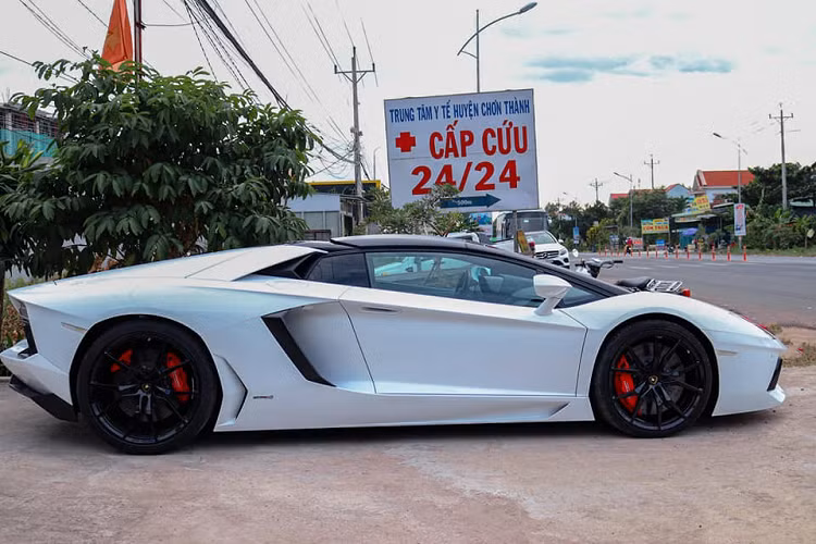 Ngoại thất siêu xe Lamborghini Aventador LP700-4 mui trần độc nhất tại Bình Phước mang màu trắng với điểm nhấn là mái nhà bằng carbon và được chia thành hai mảnh riêng biệt, mỗi mui của Lamborghini Aventador mui trần chỉ nặng 6 kg. Chủ nhân của siêu xe này có thể tháo lắp mui bằng tay, nếu nhanh nhẹn chỉ cần mất khoảng thời gian từ 14 đến 16 giây là có thể ráp mui xe lại.
