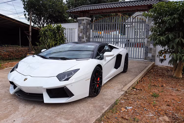Mẫu xe này mang tên gọi Lamborghini Aventador LP700-4 Roadster và chỉ có khoảng 4 chiếc như vậy xuất hiện tại dải đất hình chữ S cho đến hiện nay. Đây hiện là siêu xe Lamborghini Aventador LP700-4 mui trần độc nhất tại Bình Phước. Chiếc siêu xe mui trần Lamborghini Aventador LP700-4 Roadster ở Bình Phước rất hay lăn bánh ở huyện Chơn Thành, hiện không rõ đây có phải là nơi cư trú chính thức của "siêu bò" mui trần này hay không.