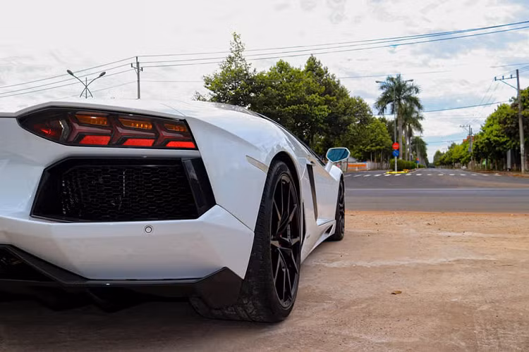 Sức mạnh được truyền tới cả bốn bánh thông qua hộp số tự động 7 cấp ISR, nhờ đó, siêu xe mui trần như Lamborghini Aventador LP700-4 Roadster có thể tăng tốc từ vị trí xuất phát lên 100 km/h trong thời gian 2,9 giây trước khi đạt vận tốc tối đa 349 km/h.