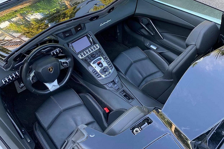 Hiện số lượng siêu xe Lamborghini Aventador mui trần tại Việt Nam có 7 chiếc, trong đó 4 chiếc thuộc bản tiêu chuẩn, 2 chiếc thuộc phiên bản siêu xe hàng hiếm Lamborghini Aventador LP750-4 SV Roadster vốn chỉ có 500 xe trên toàn thế giới và gần đây nhất là Lamborghini Aventador 770-4 SVJ Roadster chỉ sản xuất 800 xe trên thế giới nhưng đã có chiếc đầu tiên tại Việt Nam.