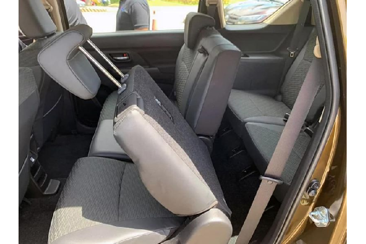 Được định vị là một mẫu xe cao cấp và xếp trên Ertiga, do đó XL7 sẽ được Suzuki trang bị không gian nội thất tiện nghi và chỉn chu hơn đáng kể, tương tự XL6. Các trang bị tiêu chuẩn của xe có thể kể tới như màn hình giải trí cảm ứng, hệ thống điều hoà tự động 2 vùng độc lập, ghế da, các hệ thống hỗ trợ lái xe như Cruise Control, hệ thống kết nối điện thoại qua Android Auto và Apple CarPlay, hệ thống thông tin giải trí SmartPlay Studio mới và màn hình trung tâm 10 inch...