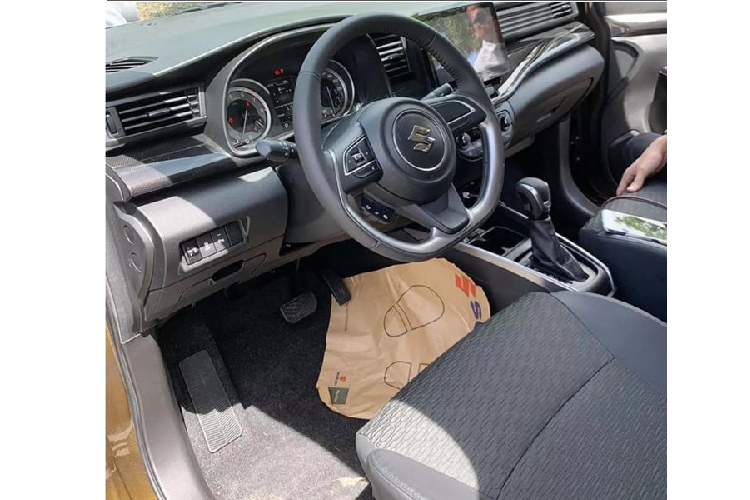 Đây là chi tiết thiết kế khá mới trên các mẫu xe thương mại ngày nay. Ngoài ra, hệ thống đèn chiếu sáng trên XL7 cũng là loại bóng LED hiện đại và trang bị mâm xe hợp kim 16 inch.