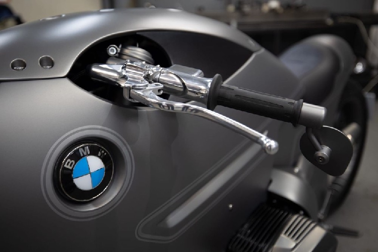 Hệ thống treo nguyên bản của BMW R nineT cũng được thay thế bằng hệ thống treo bóng khí, giúp hạ thấp gầm xe xuống khi xe không hoạt động, khoảng sáng gầm xe chỉ ở mức khoảng vài mm.