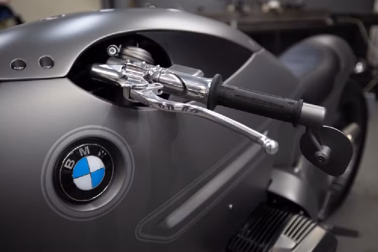 Hệ thống treo nguyên bản của BMW R nineT cũng được thay thế bằng hệ thống treo bóng khí, giúp hạ thấp gầm xe xuống khi xe không hoạt động, khoảng sáng gầm xe chỉ ở mức khoảng vài mm.