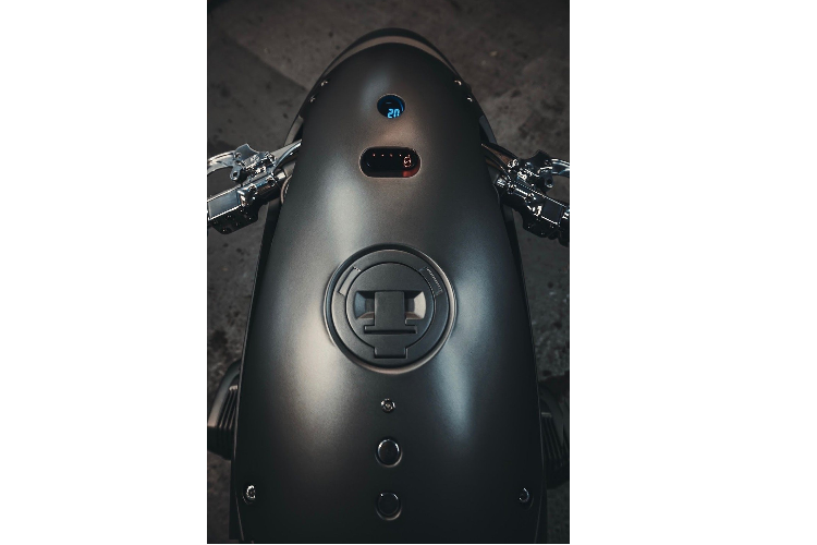 Bên trên bộ vỏ là các chi tiết điểm nhấn như hốc lõm tạo hình khe thoát nhiệt; đinh tán mang đến phong cách đầu máy hơi nước cổ điển; và đường chỉ sơ, bo viền các chi tiết nhằm tôn vinh mẫu BMW R18 vừa ra mắt.