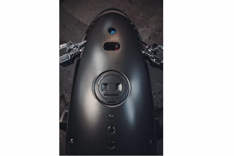 Bên trên bộ vỏ là các chi tiết điểm nhấn như hốc lõm tạo hình khe thoát nhiệt; đinh tán mang đến phong cách đầu máy hơi nước cổ điển; và đường chỉ sơ, bo viền các chi tiết nhằm tôn vinh mẫu BMW R18 vừa ra mắt.