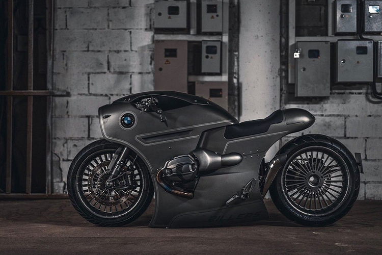 Bộ vành mà xe sử dungh là loại vành đúc phong cách cổ điển, lốp trước có kích thước lớn để tạo nên điểm nhân cho xe. Tay lái dạng ống được thay bằng tay lái clip-on tạo nên tư thế ngồi chồm ăn nhập với phong cách xe.