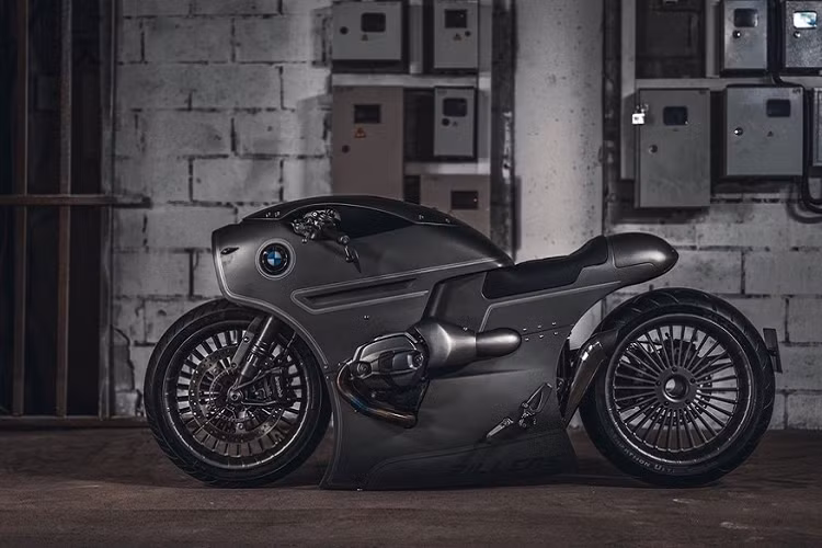 Bộ vành mà xe sử dungh là loại vành đúc phong cách cổ điển, lốp trước có kích thước lớn để tạo nên điểm nhân cho xe. Tay lái dạng ống được thay bằng tay lái clip-on tạo nên tư thế ngồi chồm ăn nhập với phong cách xe.