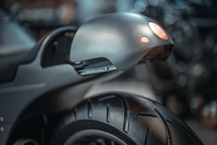 Cụ thể, thay thế cho bộ cánh nguyên bản ít chi tiết là dàn vỏ bằng nhôm vô cùng liền mạch, tạo nên cảm giác nguyên khối, đồng thời nhấn mạnh chủ đề cổ điển vốn có của dòng xe này. Từ nhiều tấm nhôm khác nhau, các tay độ chuyên nghiệp của Ziller Garage đã thực hiện hàng loạt các công đoạn phức tạp như đo đạc, tạo hình, gò hàn toàn bộ các chi tiết này, tạo nên bộ vỏ với các đường cong mềm mại và rất ăn khớp.