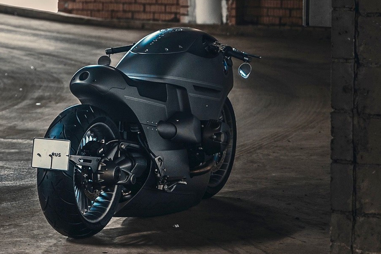 Các bộ phận như cùm công tắc, bảng đồng hồ nguyên bản cũng đã bị loại bỏ để nhường chỗ cho các chi tiết mới tinh gọn và ăn nhập với phong cách của xe hơn.