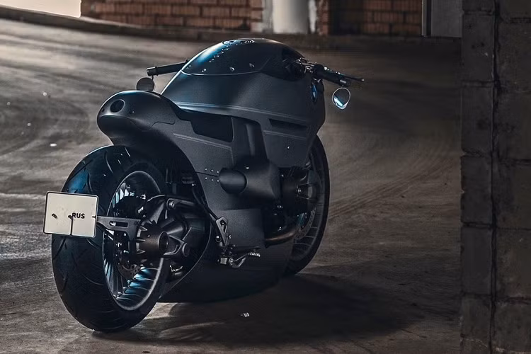 Các bộ phận như cùm công tắc, bảng đồng hồ nguyên bản cũng đã bị loại bỏ để nhường chỗ cho các chi tiết mới tinh gọn và ăn nhập với phong cách của xe hơn.