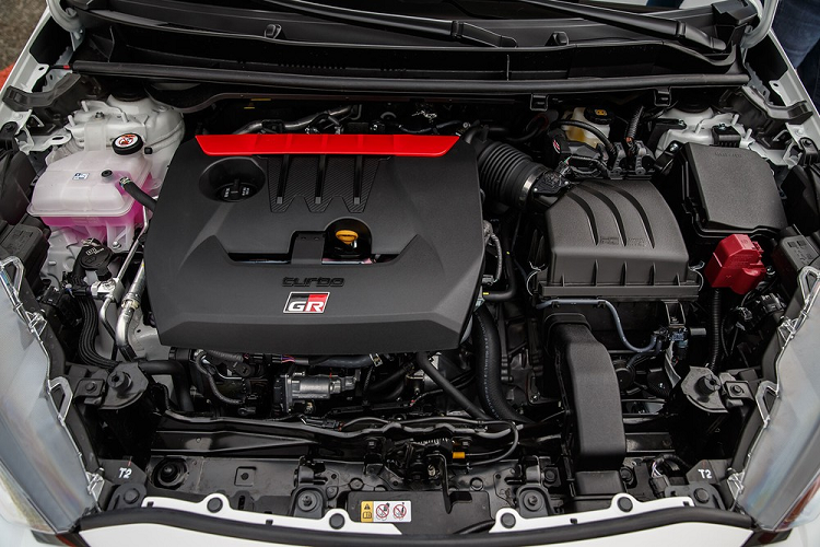 Nằm bên dưới nắp ca-pô của Toyota GR Yaris thế hệ mới là khối động cơ xăng 3 xi-lanh mạnh nhất thế giới từng được trang bị cho xe thương mại. Đây là động cơ tăng áp, có dung tích 1,6 lít, tạo ra công suất tối đa 272 mã lực và mô-men xoắn cực đại 370 Nm.