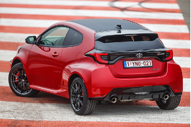 Là mẫu xe thể thao đầu tiên được Toyota phát triển hoàn toàn nội bộ trong suốt 2 thập kỷ qua, GR Yaris 2021 chỉ có 3 cửa. So với Toyota Yaris 2021 tiêu chuẩn, mẫu xe này dài hơn 55 mm, rộng hơn 60 mm và thấp hơn 45 mm. Theo đó, xe sở hữu chiều dài 3.995 mm, rộng 1.805 mm và cao 1.455 mm cùng trọng lượng 1.280 kg. Trong khi đó, chiều dài cơ sở của xe vẫn giữ nguyên ở mức 2.560 mm.