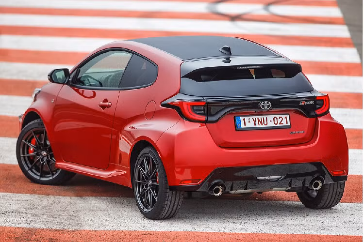 Là mẫu xe thể thao đầu tiên được Toyota phát triển hoàn toàn nội bộ trong suốt 2 thập kỷ qua, GR Yaris 2021 chỉ có 3 cửa. So với Toyota Yaris 2021 tiêu chuẩn, mẫu xe này dài hơn 55 mm, rộng hơn 60 mm và thấp hơn 45 mm. Theo đó, xe sở hữu chiều dài 3.995 mm, rộng 1.805 mm và cao 1.455 mm cùng trọng lượng 1.280 kg. Trong khi đó, chiều dài cơ sở của xe vẫn giữ nguyên ở mức 2.560 mm.