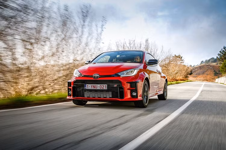 Động cơ kết hợp với hộp số sàn 6 cấp và hệ dẫn động 4 bánh toàn thời gian GR-Four AWD. Bên cạnh đó, khóa vi sai trung tâm nặng nề của hệ dẫn động 4 bánh này đã bị loại bỏ, thay bằng khóa vi sai cầu sau với ly hợp đa đĩa. Khi điều khiển Toyota GR Yaris 2021, người lái có thể chọn 1 trong 3 chế độ là Normal, Sport và Track.