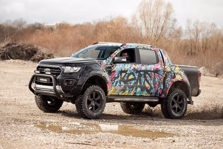 Một điểm nhấn nâng cấp khác chính là bộ lốp off-road đặc biệt với kích cỡ 305/60 R18, bọc ngoài mâm xe hợp kim sơn đen mờ khỏe khoắn. Và để tương thích với bộ lốp cỡ lớn, biến thể Ranger này được trang bị các vóm bánh cỡ rộng với màu sơn trùng màu ngoại thất.