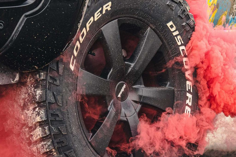 Cuối cùng, ngoại thất của xe nổi bật so với nhiều chiếc Ranger khác nhờ lớp dán đề-can “chằng chịt” trên khắp ngoại thất, khu vực cửa hay thùng chứa hàng phía sau.