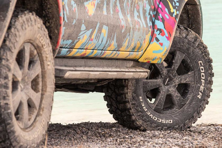 Và để tăng cường tính an toàn trong điều kiện xấu, chiếc bán tải Ford Ranger độ mới này cũng xuất hiện với cặp đèn LED phụ từ công ty Nhật Bản – PIAA, được gắn tại thanh bảo vệ khu vực cản trước.